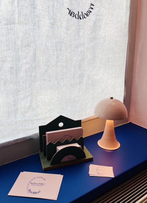 Fensterbank in der Praxis mit Lampe und Visitenkarten