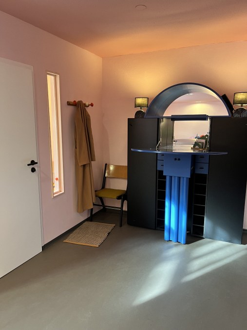 Eingangsbereich der Praxis mit Garderobe und blauem Schrank